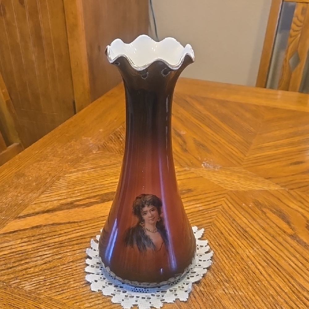 Antique WizardClassic Brown and White Accent Vase with Ruffled Edge